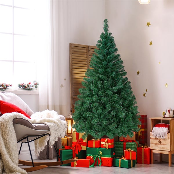 Künstlicher Weihnachtsbaum mit Geschenken im Wohnzimmer