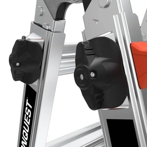 Schwarze Verriegelungsknöpfe an den Holmen einer silbernen Aluminium-Mehrzweckleiter.