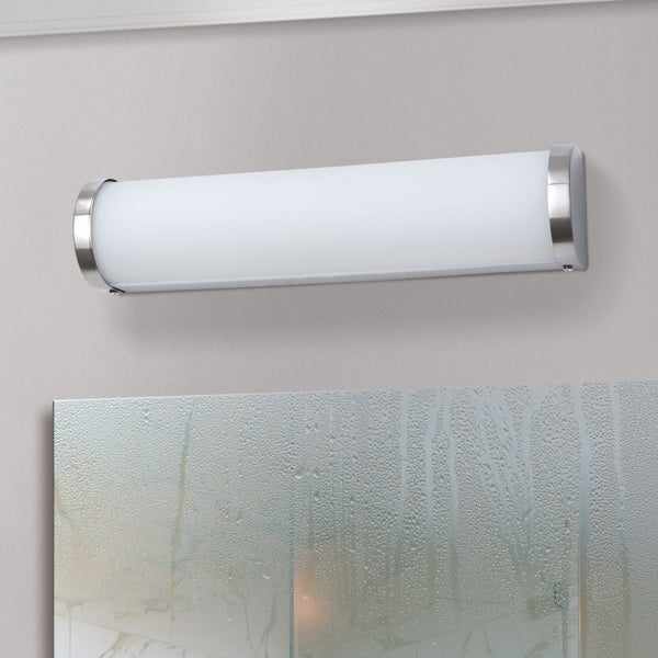 Moderne LED Wandleuchte fuer Badezimmer als Spiegelleuchte mit milchigem Diffusor und Metallhalterungen montiert ueber einem beschlagenen Spiegel
