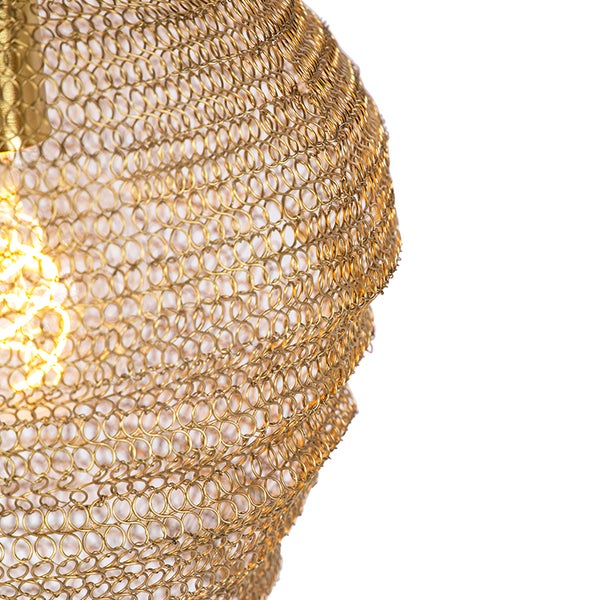 Nahaufnahme einer goldenen Drahtgeflechtlampe mit sichtbarer Glühbirne.