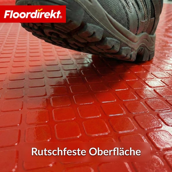 Schuh auf rutschfester Bodenoberfläche mit Reliefmuster