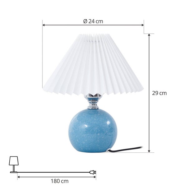 Tischleuchte mit weißem Plissee-Schirm und blauem rundem Fuß. Maße: Durchmesser 24 Zentimeter, Höhe 29 Zentimeter, Kabellänge 180 Zentimeter.