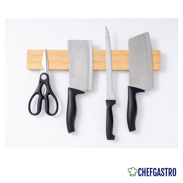 Magnetleiste aus Bambus mit Küchenschere, zwei Hackmessern und einem Messer. CHEFGASTRO Logo.