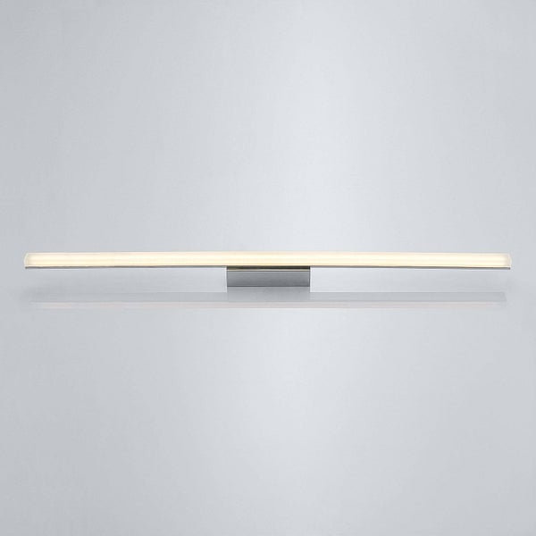 Lineare LED Wandleuchte mit metallischer Basis und warmweißem Licht.