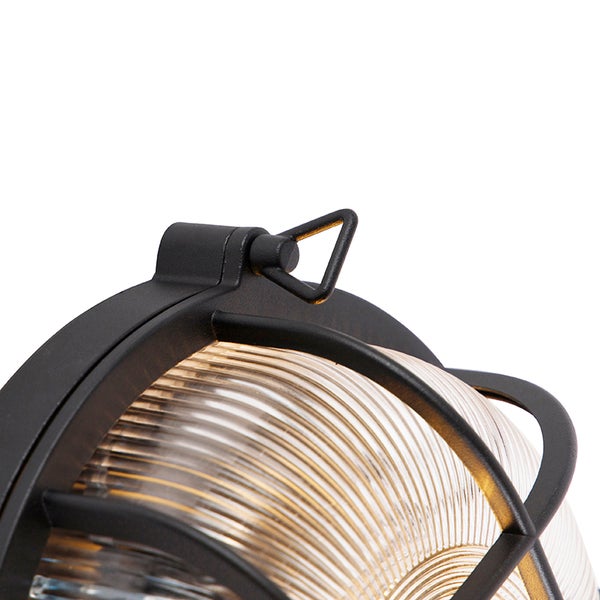 Detailansicht einer schwarzen Außenwandleuchte mit geriffeltem Glas und Metallkäfig.