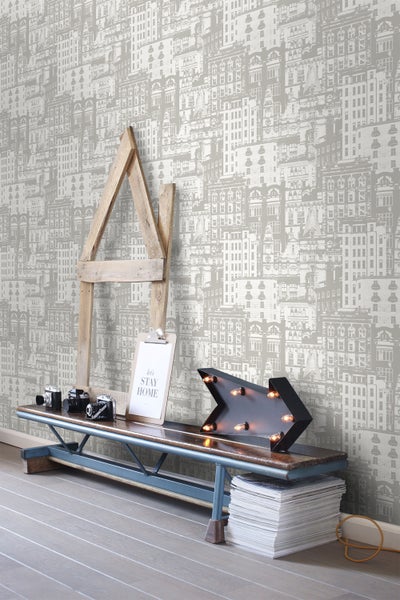 Dekorative Tapete mit Gebäudemuster in einem Innenraum