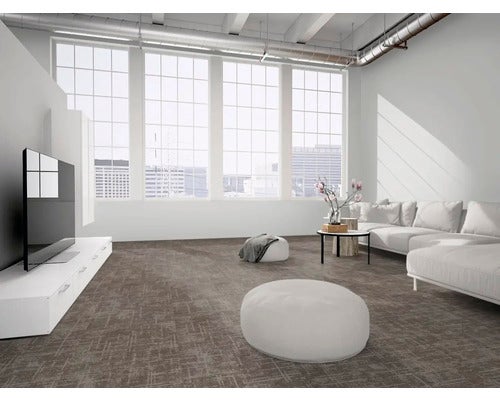 Hell gestaltetes Wohnzimmer mit grauem Teppichboden in Web-Optik, weißem Sofa, Sitzpuffs und großen Fenstern im Industrie-Stil.