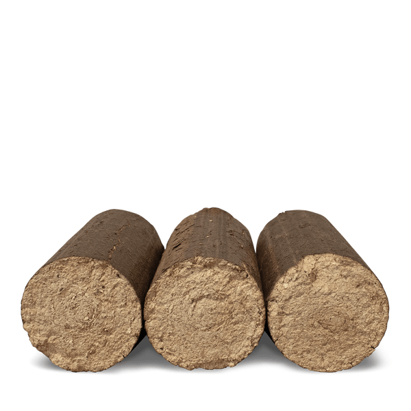 Drei zylindrische Holzbriketts aus gepresstem Holz als Brennstoff für Kamine und Öfen.