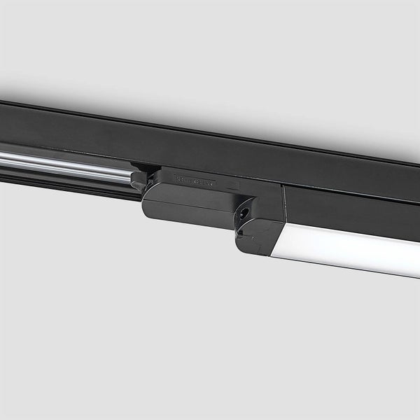 Powergear Schienensystem mit schwarzem Adapter und LED-Lichtleiste.