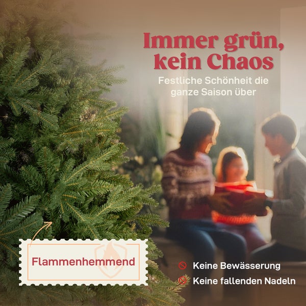 Künstlicher Weihnachtsbaum mit Familie im Hintergrund. Merkmale: flammenhemmend, keine Bewässerung und kein Nadelverlust.