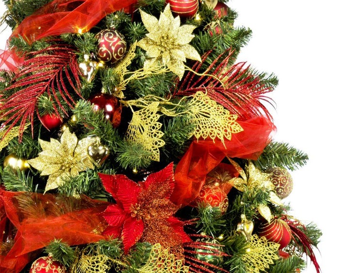 Weihnachtsbaum geschmückt mit Kugeln und künstlichen Blumen als weihnachtliche Dekoration