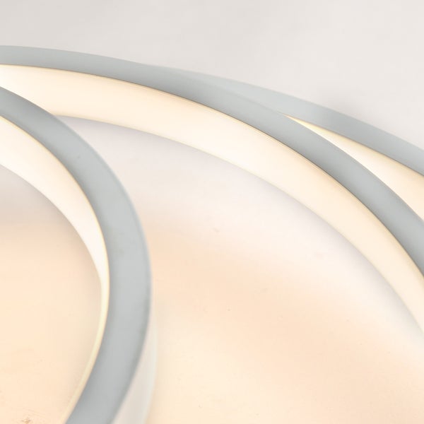 Nahaufnahme einer LED-Deckenleuchte mit modernem Design