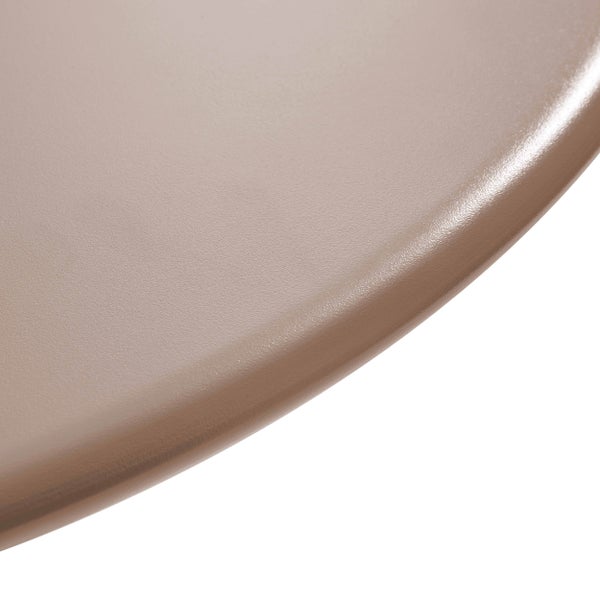 Detailansicht einer fein texturierten Oberfläche mit abgerundeter Kante.