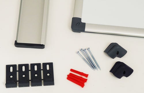 Montageset für Whiteboard oder Rahmen, bestehend aus Aluminiumprofilen, Schrauben, Dübeln und Kunststoffhalterungen.