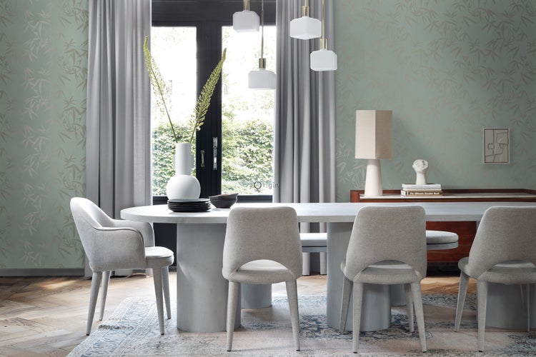 Esszimmer mit Esstisch, Stühlen, Pendelleuchten und floraler Tapete