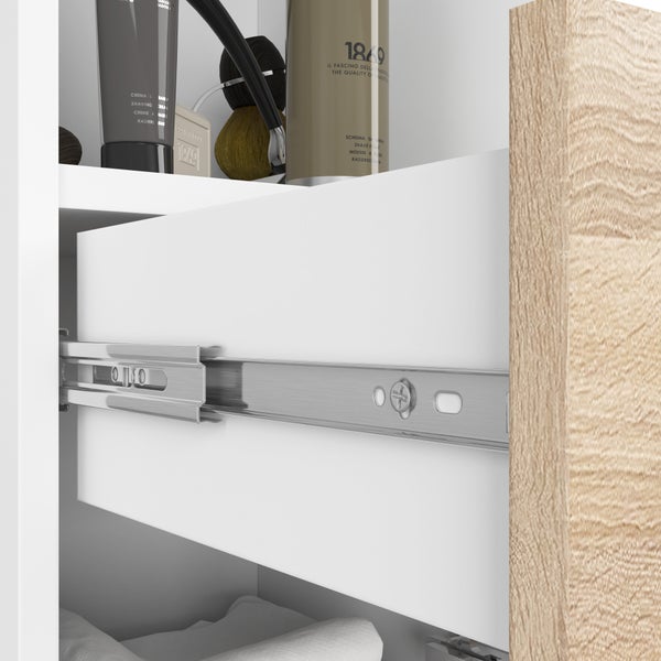 Detailaufnahme eines Badezimmerschranks mit weißer Schublade und Holzstruktur