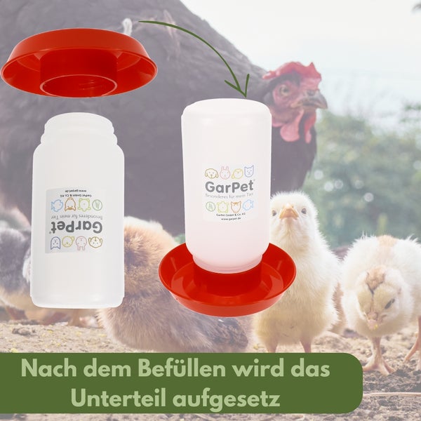 Abbildung einer Tränke für Geflügel mit roter Schale und durchsichtigem Behälter mit dem GarPet Logo.