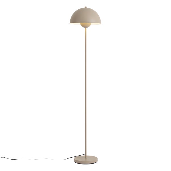 Moderne Stehlampe mit halbkugelförmigem Schirm und schlankem Ständer aus Metall für eine elegante Raumbeleuchtung.
