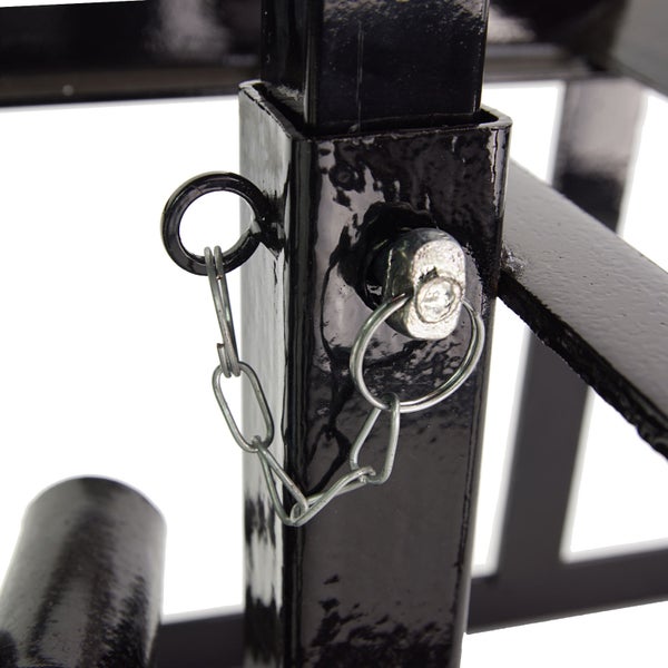 Detailansicht eines schwarzen Metallrahmens mit Bolzen und Kette.