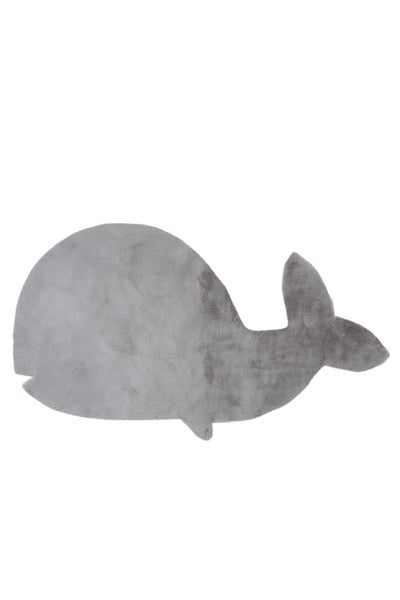 Dekorative Leuchtbuchstaben D und V aus Metall mit LED Beleuchtung auf einem Fellteppich neben einem Teddybären und Poufs.