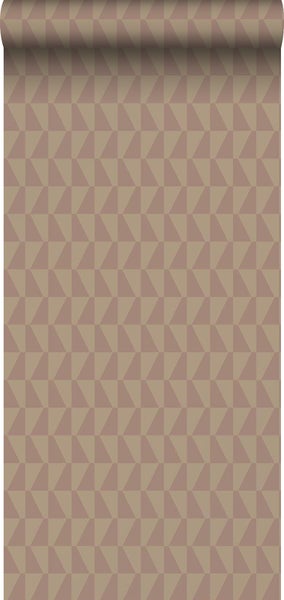 Schlafzimmer mit Bett, Nachttisch, Lampe, Zimmerpflanzen und Tapete mit geometrischem Muster