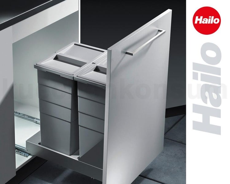 Hailo Einbau Abfalleimer mit Auszugssystem und zwei grauen Müllbehältern in einem Küchenunterschrank.