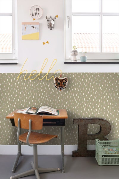Kinderzimmer mit Schreibtisch und verspielter Dekoration