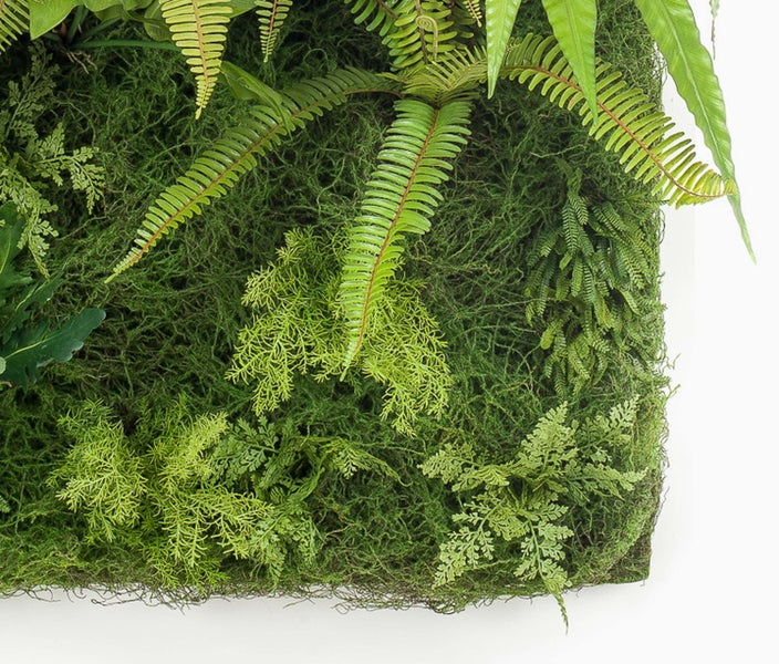 Detailansicht einer Kunstpflanze in einem dunkelgrauen Topf mit naturgetreuem Stamm aus Rinde.