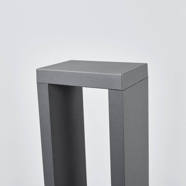 Detailansicht einer modernen rechteckigen Außenleuchte aus Metall in Anthrazit.