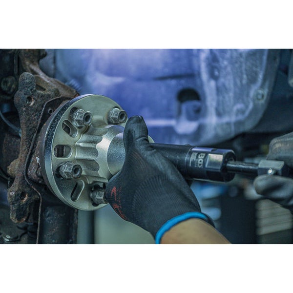 Mechaniker verwendet ein Werkzeug zur Reparatur einer Radnabe