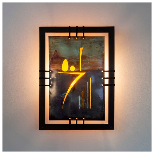 Dekorative Wandleuchte mit abstraktem Design und schwarzem Rahmen.