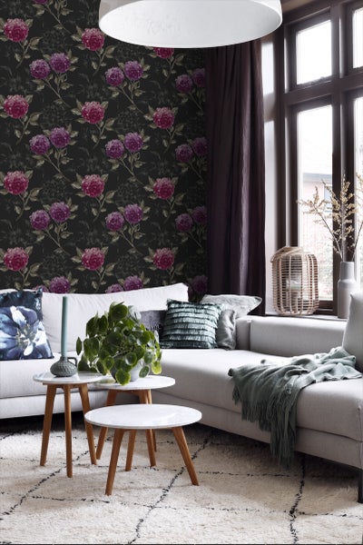 Wohnzimmer mit Sofa, Couchtisch und floraler Tapete für eine gemütliche Atmosphäre