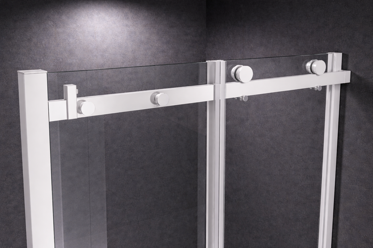 Detailansicht einer Dusch-Schiebetür aus Glas mit mattweißen Beschlägen und Rollenführung.