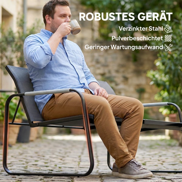 Ein Mann sitzt auf einer modernen Gartenbank aus verzinktem, pulverbeschichtetem Stahl. Die Bank ist wartungsarm und robust gestaltet.
