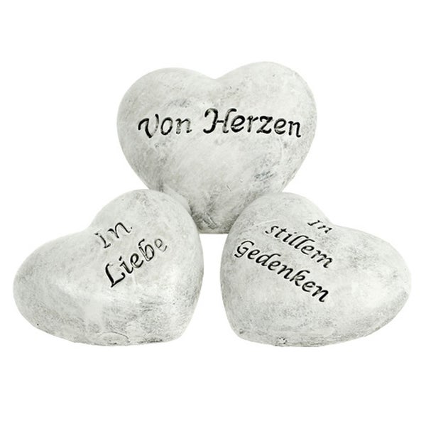 Drei herzförmige Steine mit den Aufschriften 'Von Herzen', 'In Liebe' und 'In stillem Gedenken'