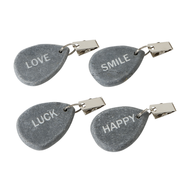 Vier Dekosteine als Tischkartenhalter mit eingravierten Schriftzügen Love Smile Luck Happy und Metallklemme