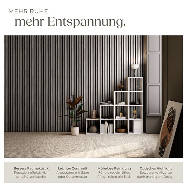 Modernes Wohnzimmer mit dunklen Akustikpaneelen aus Holzlamellen an der Wand, weißem Stufenregal und Teppich. Text beschreibt Vorteile für die Akustik.