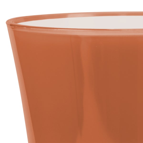 Detailansicht eines glänzenden Pflanztopfs aus Keramik in Terrakotta mit konischer Form.