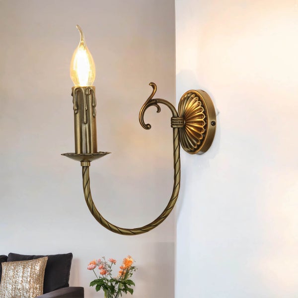 Wandleuchte im Kerzenstil mit einer Lampe in Flammenform.