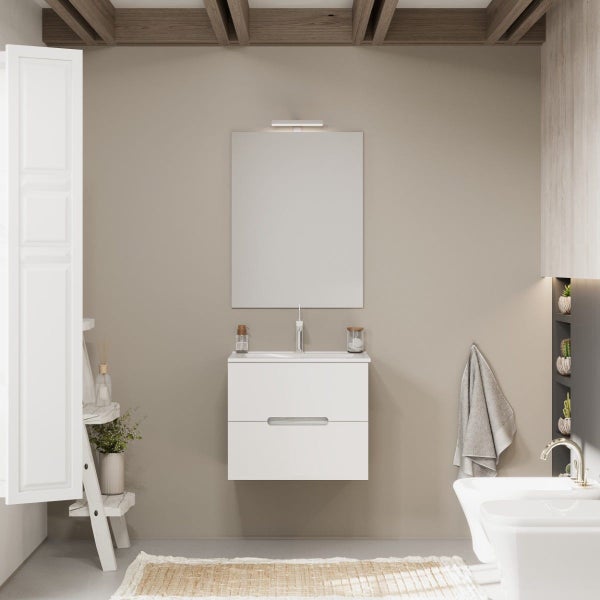 Modernes Badezimmer mit wandhängendem Waschtisch, Spiegel mit Beleuchtung, Bidet und dekorativer Leiterregal-Einrichtung.