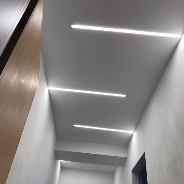 Deckenleuchten mit linearem Design in modernem Raum