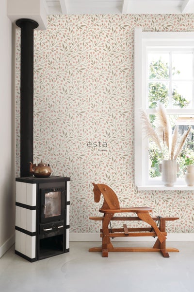 Dekoratives Zimmer mit Ofen, Holzpferd und einer Tapete mit Beerenmuster