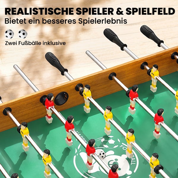 Tischkicker mit realistischen Spielerfiguren auf einem grünen Spielfeld, inklusive zwei Fußbällen.