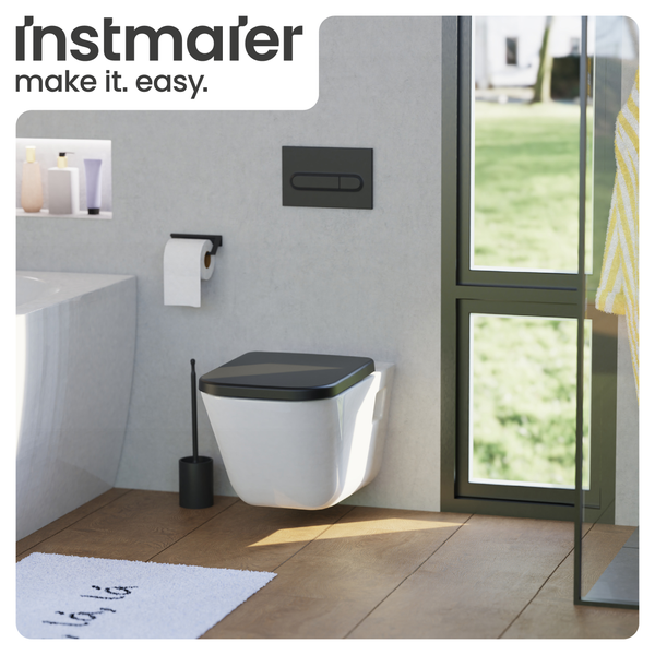 Wand-WC mit Toilettenbürste und Toilettenpapierhalter in einem Badezimmer