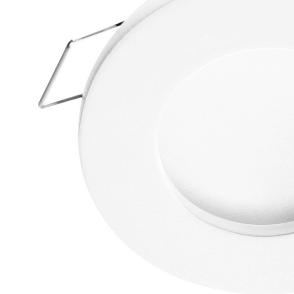 Runder LED-Einbaustrahler in Weiß mit Metallfeder für die Deckenmontage in der Detailansicht.