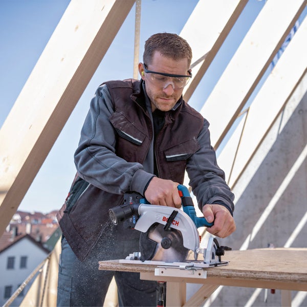 LED-Filament-Leuchtmittel in Tropfenform mit E14 Sockel, 840 Lumen Helligkeit, 3000 Kelvin warmweißem Licht und 4 Watt Stromverbrauch.