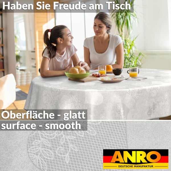 Tisch mit glatter Tischdecke und Blumenmuster