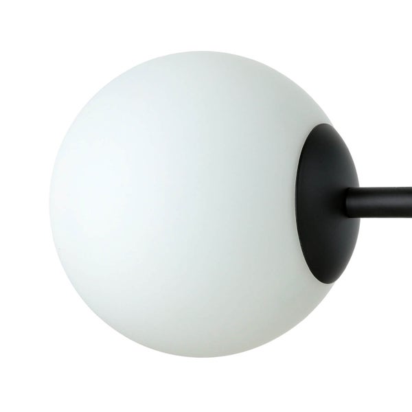 Detailansicht einer weißen Glaskugel einer Lampe mit schwarzer Halterung