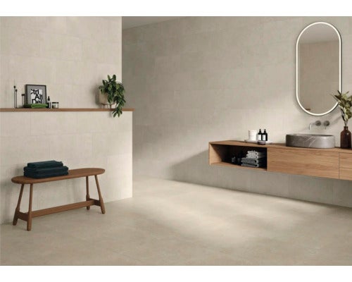 Helles Badezimmer mit Fliesen, Waschtisch, Spiegel und Sitzbank