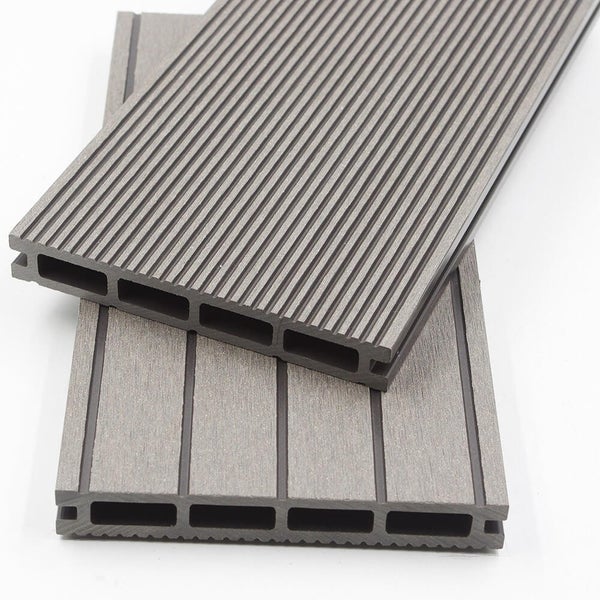 Drei Terrassendielen aus Holz-Kunststoff-Verbundwerkstoff mit gerillter Oberfläche und Hohlkammerprofil in den Farben Anthrazit, Grau und Braun.